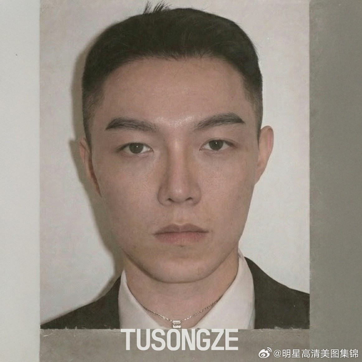 当面具遇见东方：涂松泽受邀观展Margiela，用AI创作时装幻象 