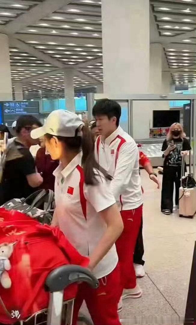 真情侣就从不P图，这种私下里他跟在她身后，他护在她身前，能找出来十八宫格