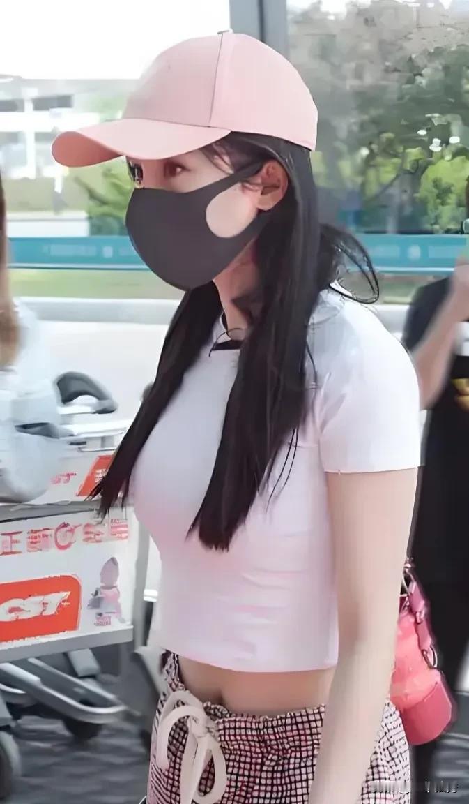 不怕杨幂露着脐，就怕她穿超短恤，这太要命了！
不怕杨幂露着脐，就怕她穿超短恤，这