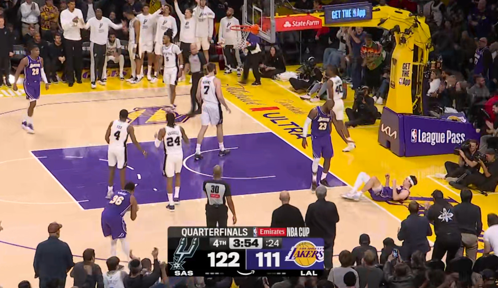 小里终于苏醒了，杀了个2+1，湖人追到8分了！！！ 