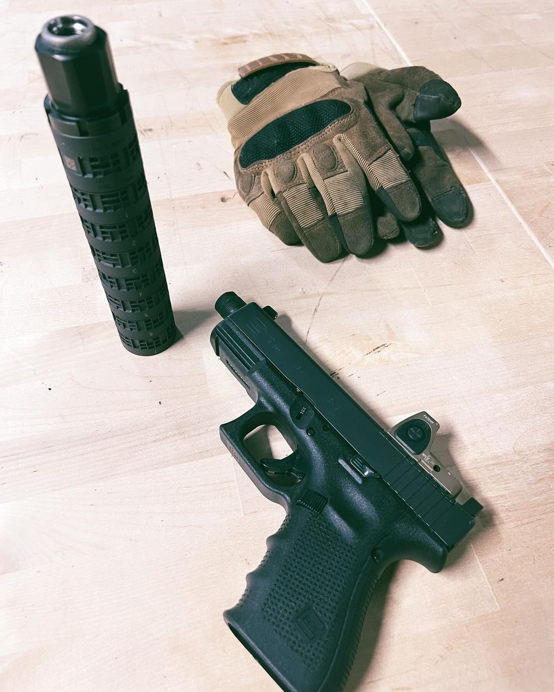 一名美国空特的GLOCK-19 Gen.4 MK27 MOD2手枪，配SIG M
