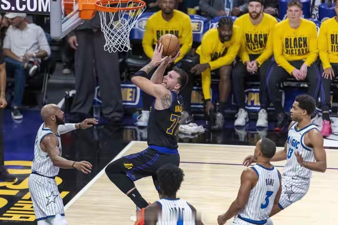 NBA 东契奇22+9+15詹姆斯21分+错失绝杀 班凯罗36分 魔术1分险胜湖