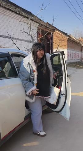 大衣哥女儿和女婿初二回娘家来了，两个人打开车门一前一后向大衣哥家走去，按常理又是