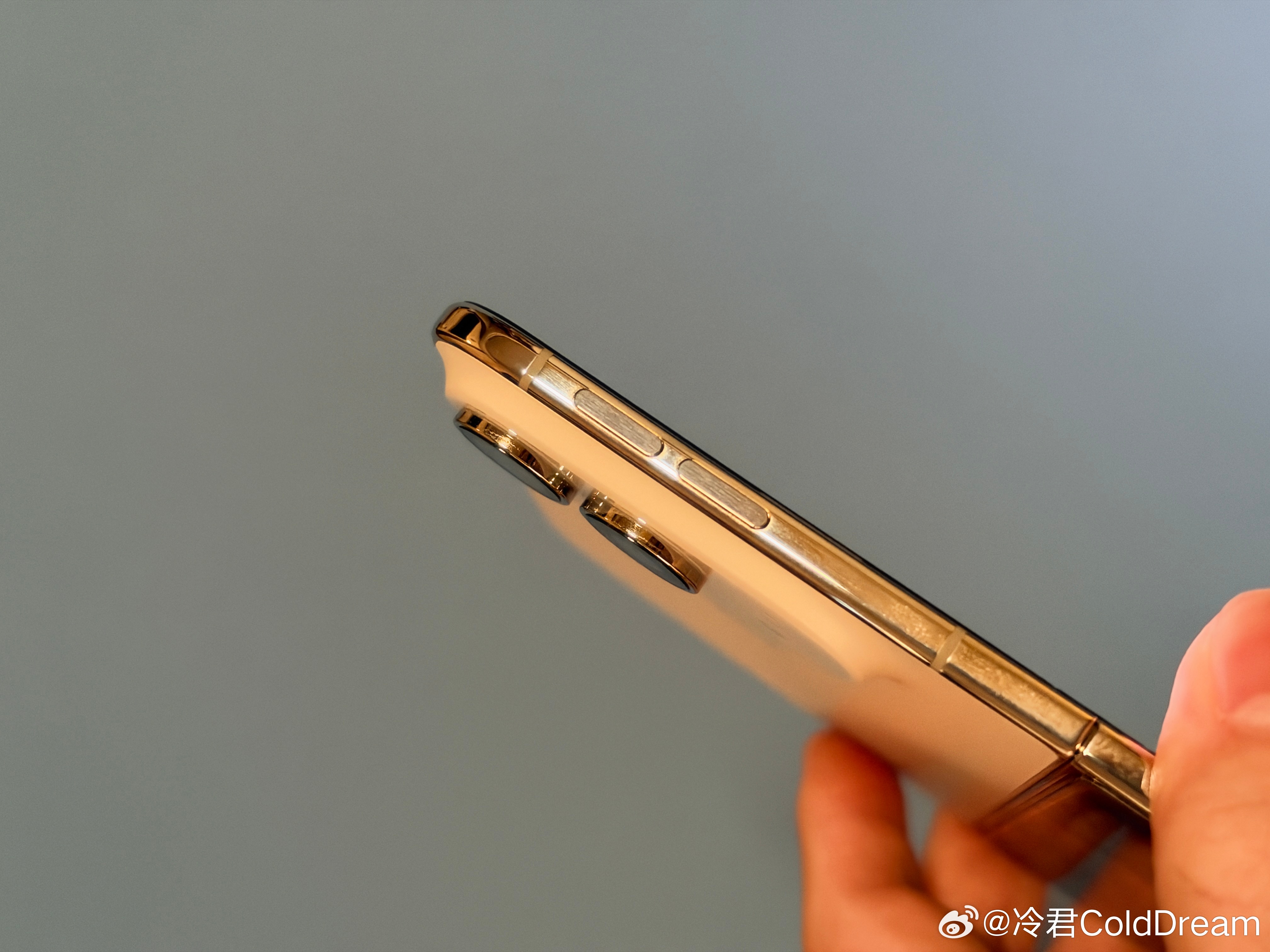 这个逼iPhone DUO 的音量按键太难用了…它把位置设计在上面，截图就很不方