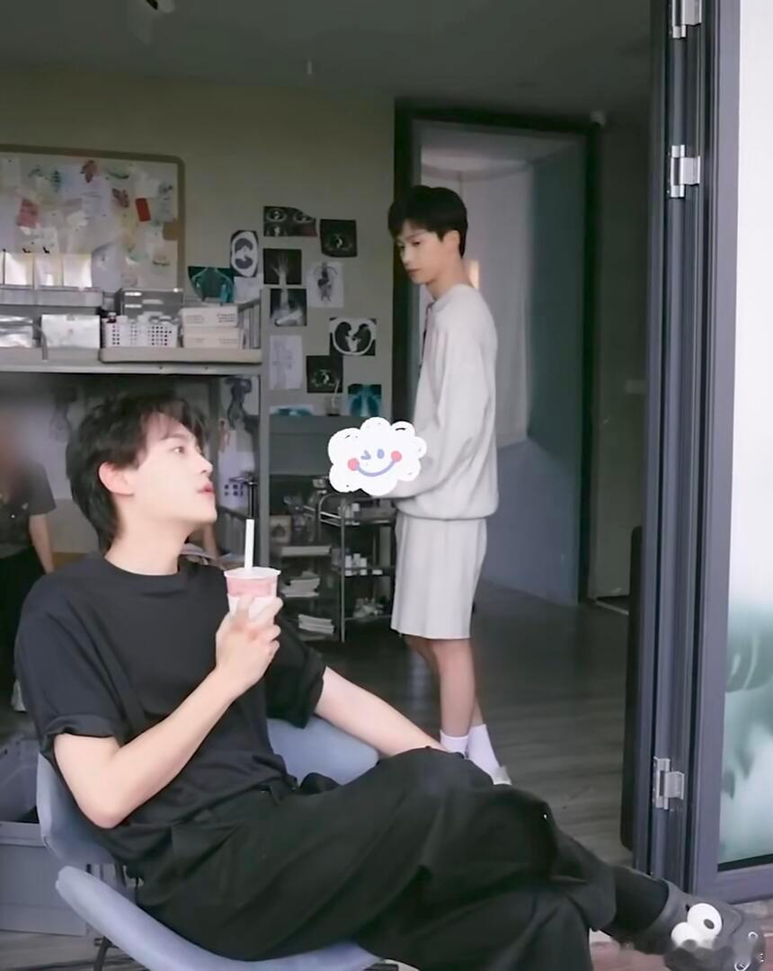 田栩宁；秋天的第一杯奶茶，喝完细细品 ​​​