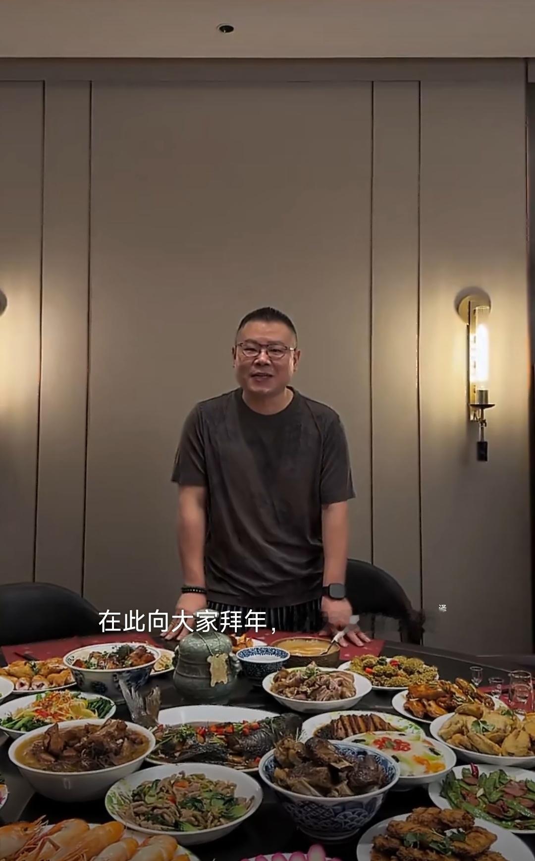 岳云鹏也算解脱了，不用紧张上春晚说相声了。刷到岳岳带着徒弟给大家拜年的视频，满满