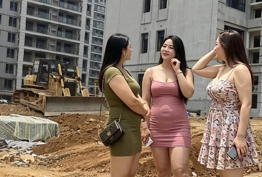 三位女子现身工地，究竟所为何事？
 
尘土飞扬的施工现场，突然出现三位打扮精致的