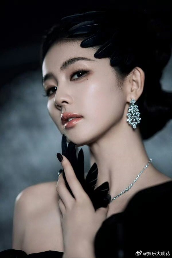 白鹿姐一套妹一套白鹿芭莎第二套紫纱公主裙 白鹿第二套也是高定，紫罗兰公主妹，就这