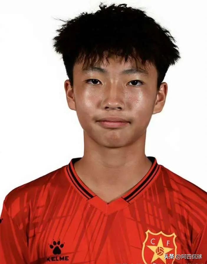 中国足球核弹级新闻！加盟西甲巴萨俱乐部第一人出现，出自董路“足球小将”青训的13