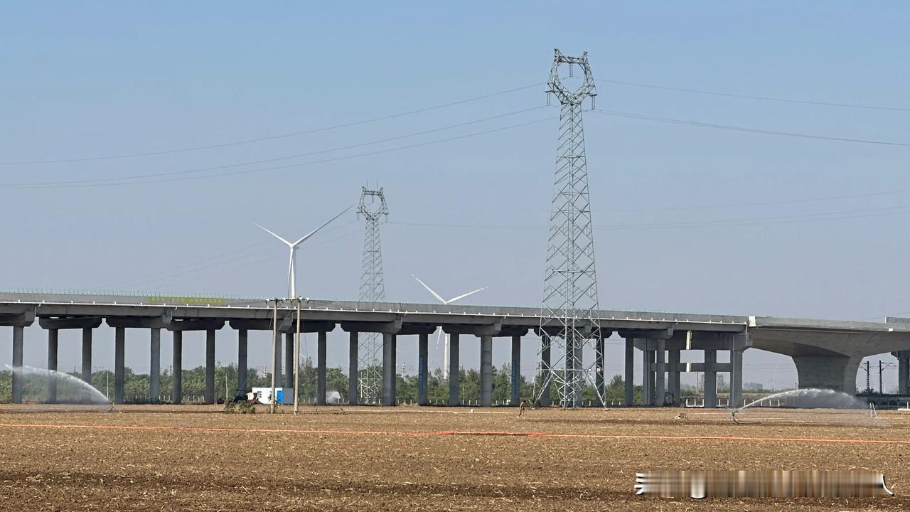 霜降季节都过去了我，等不来雨，漯河当地农民抓住秋种最后一次机会，只好种上浇水了。