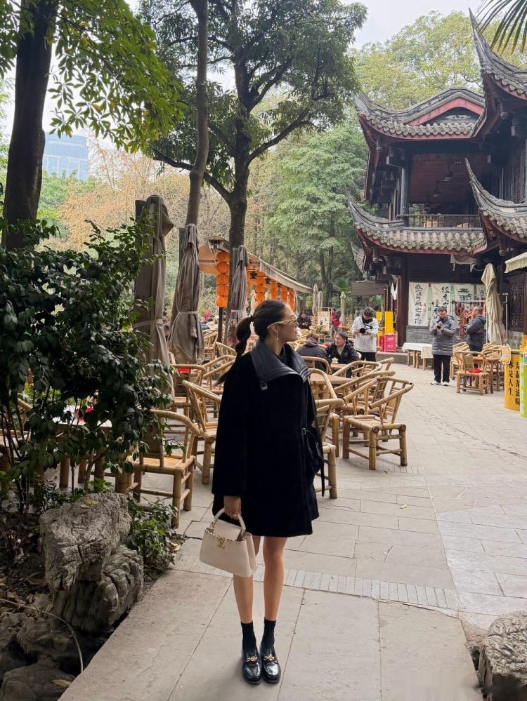休闲时光！谷爱凌社媒晒打卡特色街巷美食照：成都