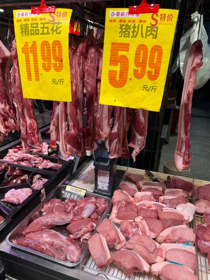 不开玩笑，猪肉5.99元1斤，这可是深圳呀，你敢信吗？青菜贵过猪肉，大骨有商家早