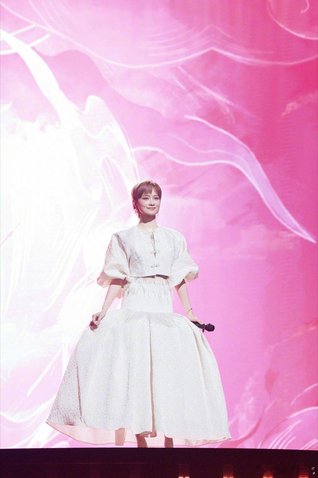 李宇春演了一把哪吒 舞台画面惊艳十足，沉浸式演绎搭配新编曲风，一句问话直击人心，