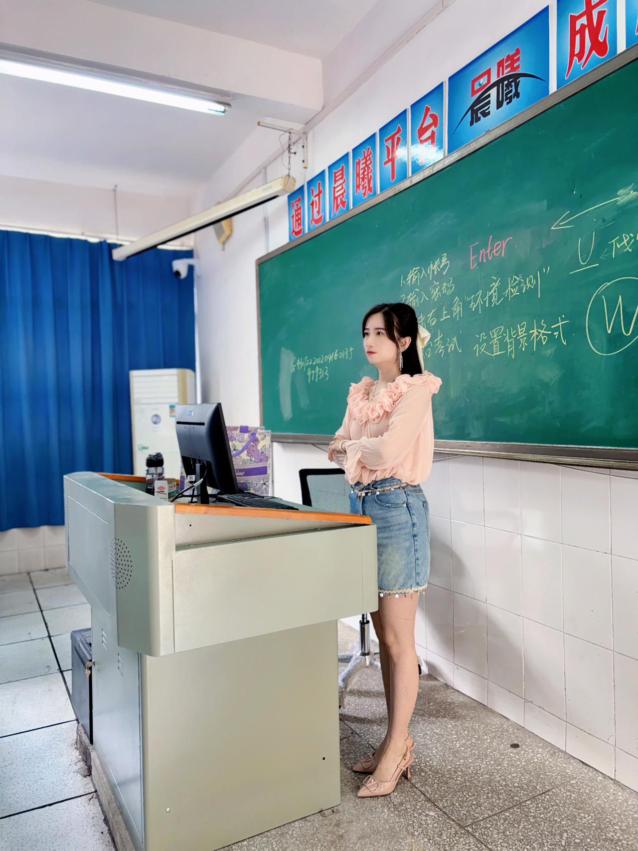 这个小学语文老师也太美了吧，牛仔短裙配高跟知性优雅！温柔的女老师 农村语文老师 