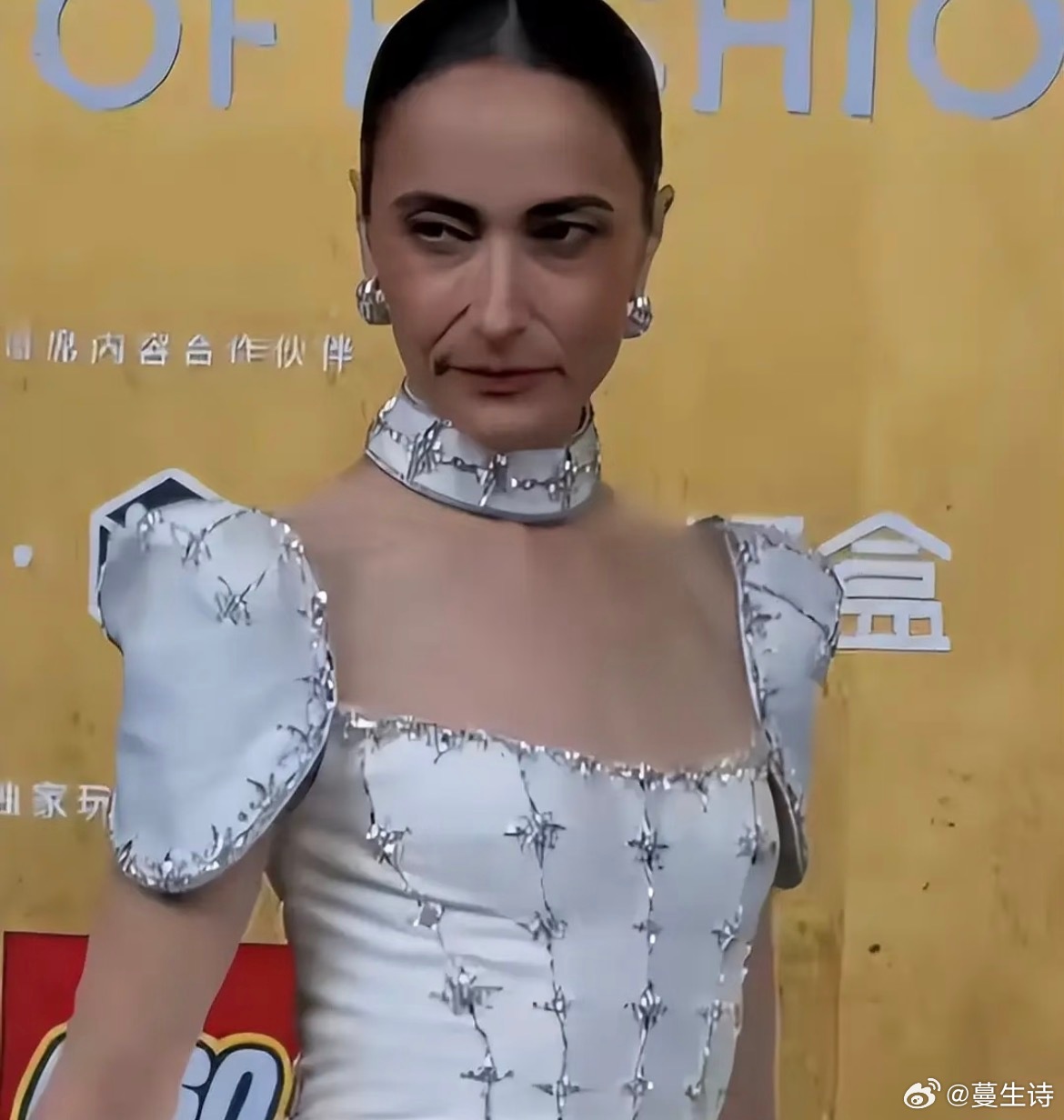 从吴彦祖让状态已经很差的妻子公开走红毯这件事看，他确实有点入不敷出。结婚后，Li