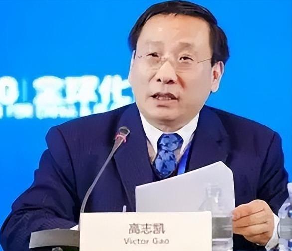 在国际电视台的一场同台辩论上，面对白宫前高官艾略特·艾布拉姆斯步步紧逼的军事威慑