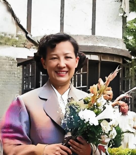 ·这是周璇在1957年，留下的最后一张微笑照片。照片中，37岁的她手捧鲜花，笑容