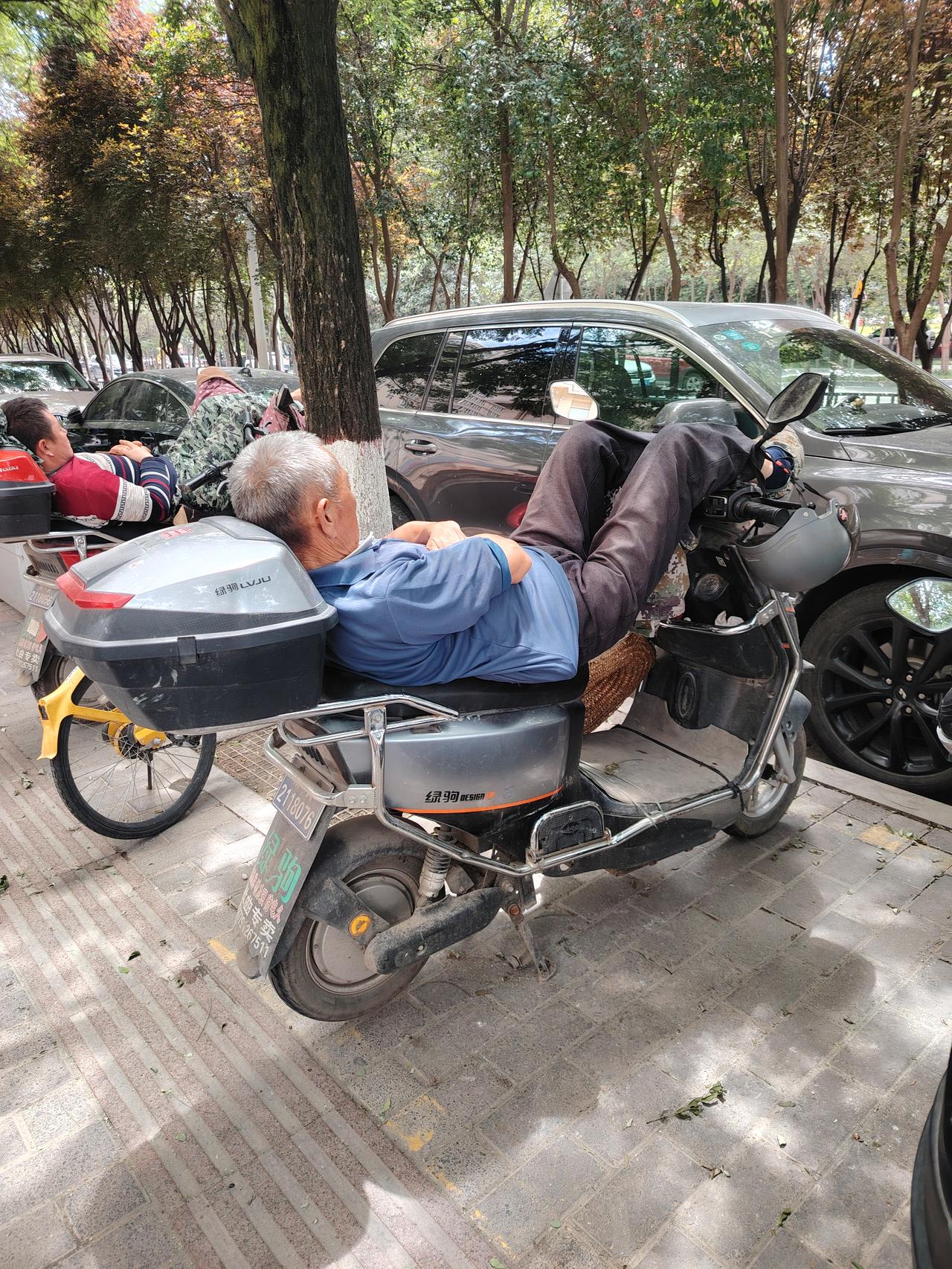 实拍街头一幕：民工师傅躺在电动车上午休，担心安全，看着玄乎又心酸
 
盛夏正午，