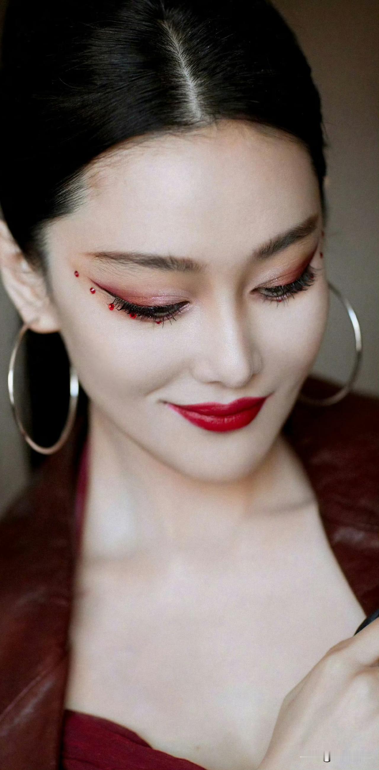 张馨予 x 美妆+黑丝[爱慕][爱慕][飞吻][飞吻]