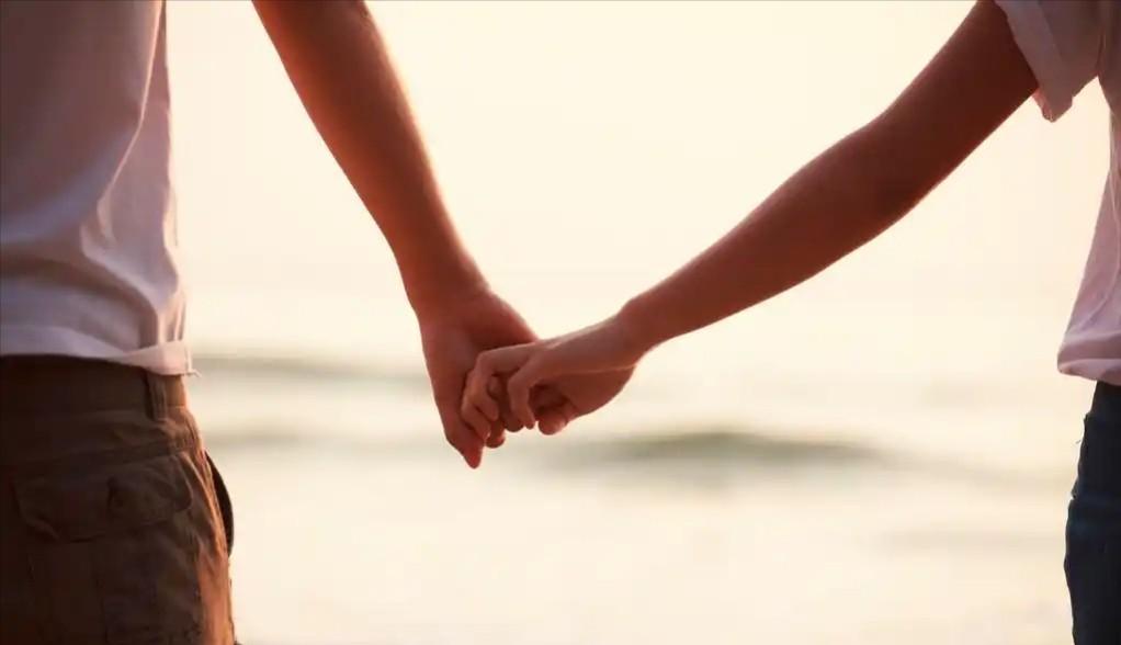 浙江杭州，35岁男子趁着妻子回老家待产，和一20多岁女大学生勾搭上了，哄着对方发