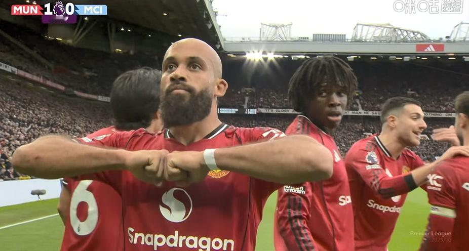 曼联1-0领先曼城，第65分钟，姆伯莫破门
01月17日2，英超第22轮，比赛第