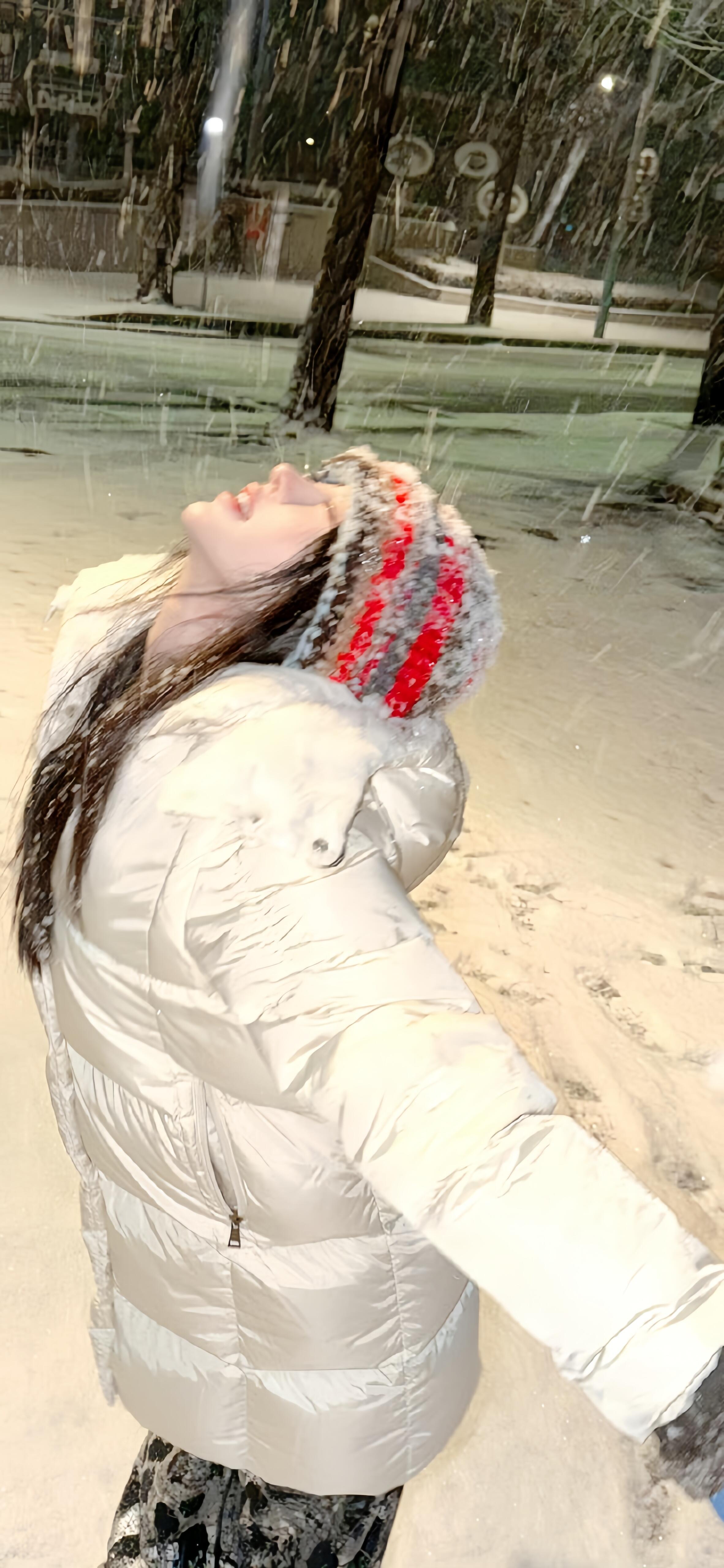 鞠婧祎  谁懂啊，小鞠这组雪地照也太绝了吧！红白条纹针织帽配白色羽绒服，雪花落在