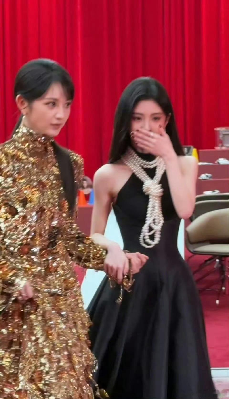 鞠婧祎田曦薇牵手美女站一起好养眼啊