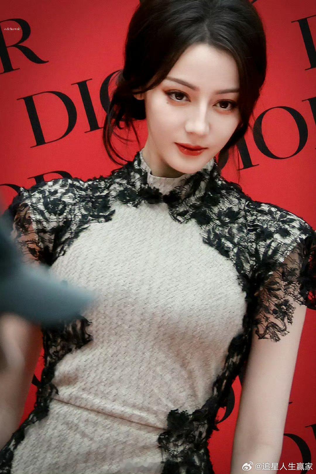 迪丽热巴昨天活动生图，美得很轻松[送花花] ​​​真人BJD ​​​