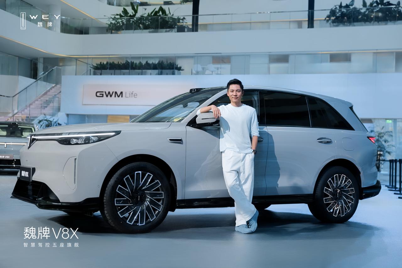 魏牌V8X是一款主打“一车双型格”的大五座旗舰SUV，限时权益价22.68-30