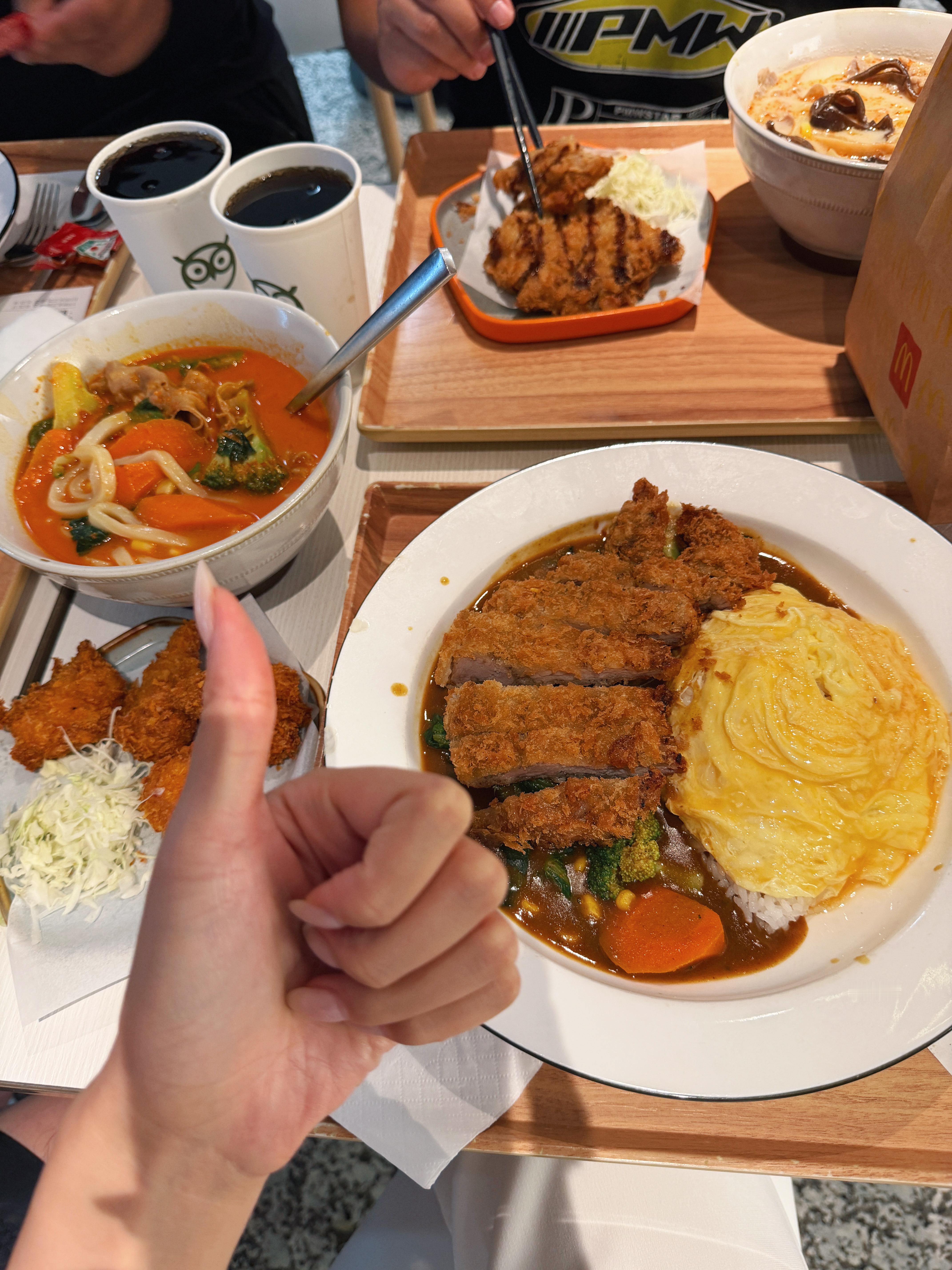 ✈️晚点了耶～饭也要吃面也要吃～两杯喝的不纠结✌🏻 