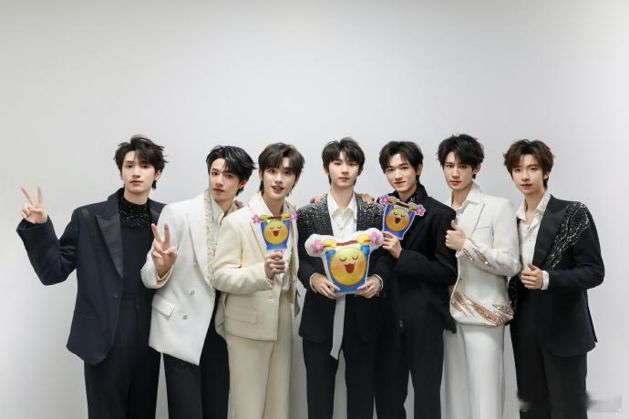 时代少年团一起等春暖花开看山花烂漫  时代少年团将烦恼轻轻放下 惊艳出圈！时代少