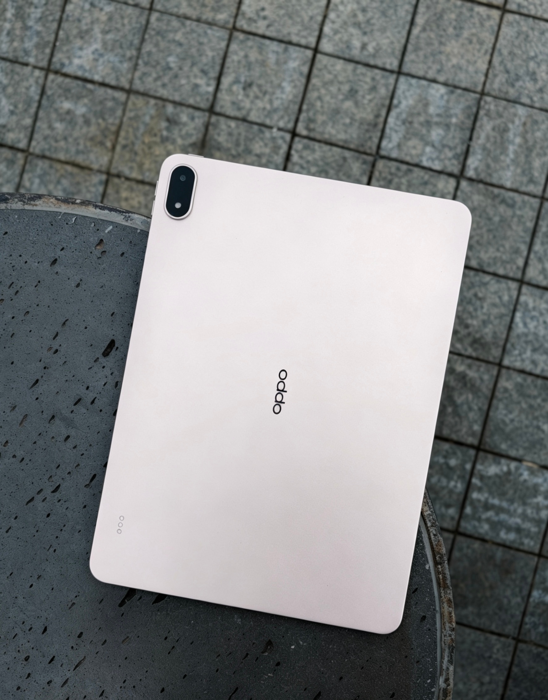 OPPO Pad 5 Pro晨曦金开箱。 真机蛮有质感的，室内是淡淡的金色，室外