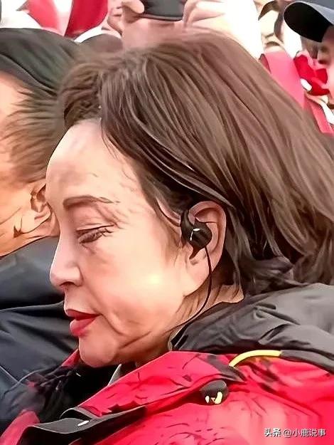 刷到刘晓庆近照，很多人第一反应是感叹容颜，可我看到的却是一个死磕岁月几十年的战士