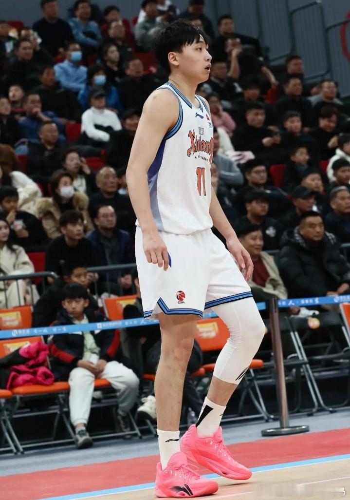 1月22日 CBA常规赛，新疆98-56大胜四川。新疆球员齐麟替补出场打得还是挺