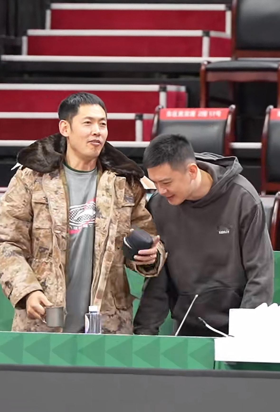 张庆鹏指导穿的太朴素了[赞] 