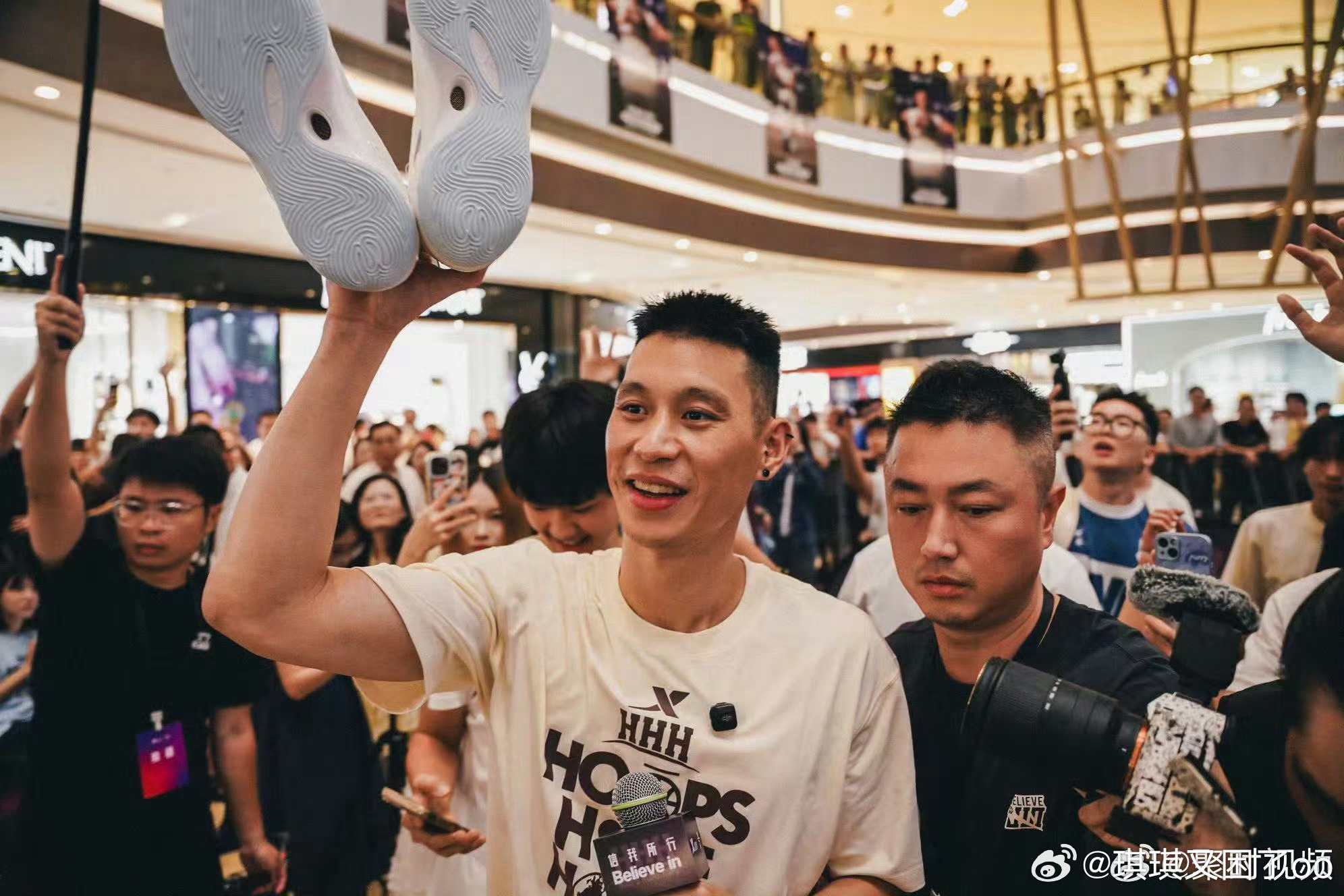 林书豪厦门送鞋氛围感拉满不仅认真完成签名互动，还主动拿出脚上球鞋回馈粉丝，温柔又