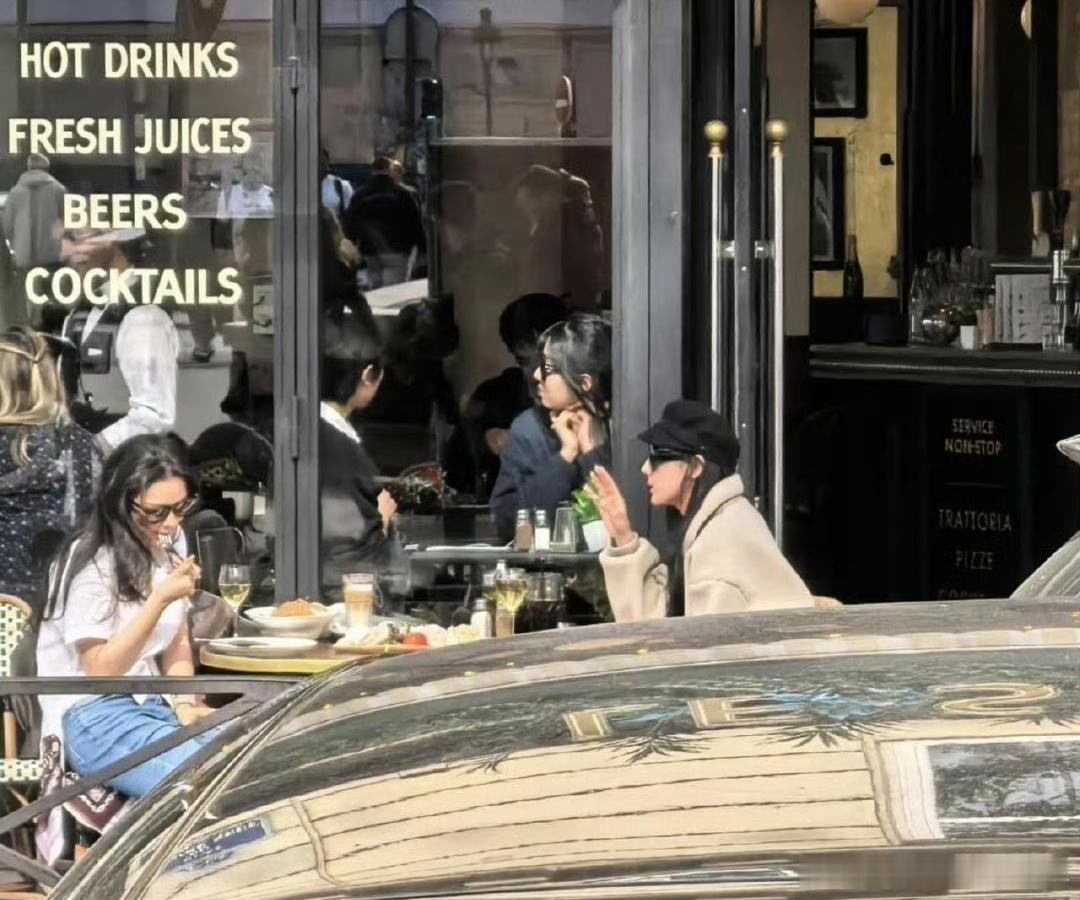 街头 阳光 好朋友，好松弛chill的氛围 大美女友谊99想看新鲜自拍[拜托][