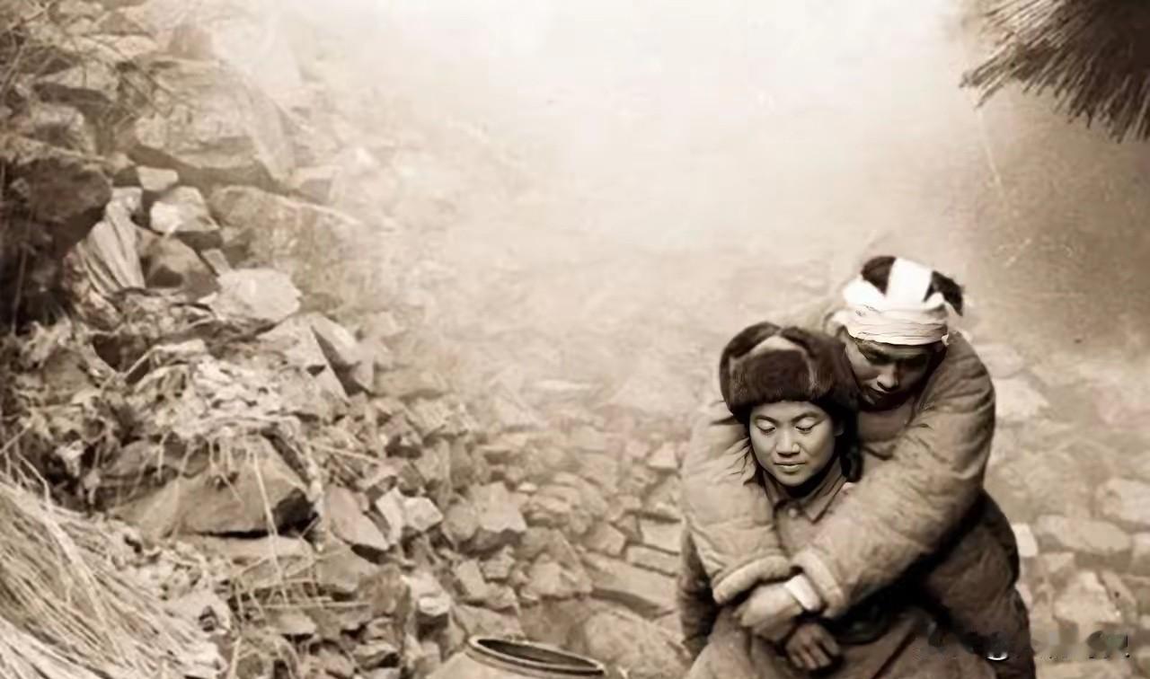 1951年，17岁志愿军战士被俘虏，美军打算押他请赏，可路上，前面美军突然脚滑摔