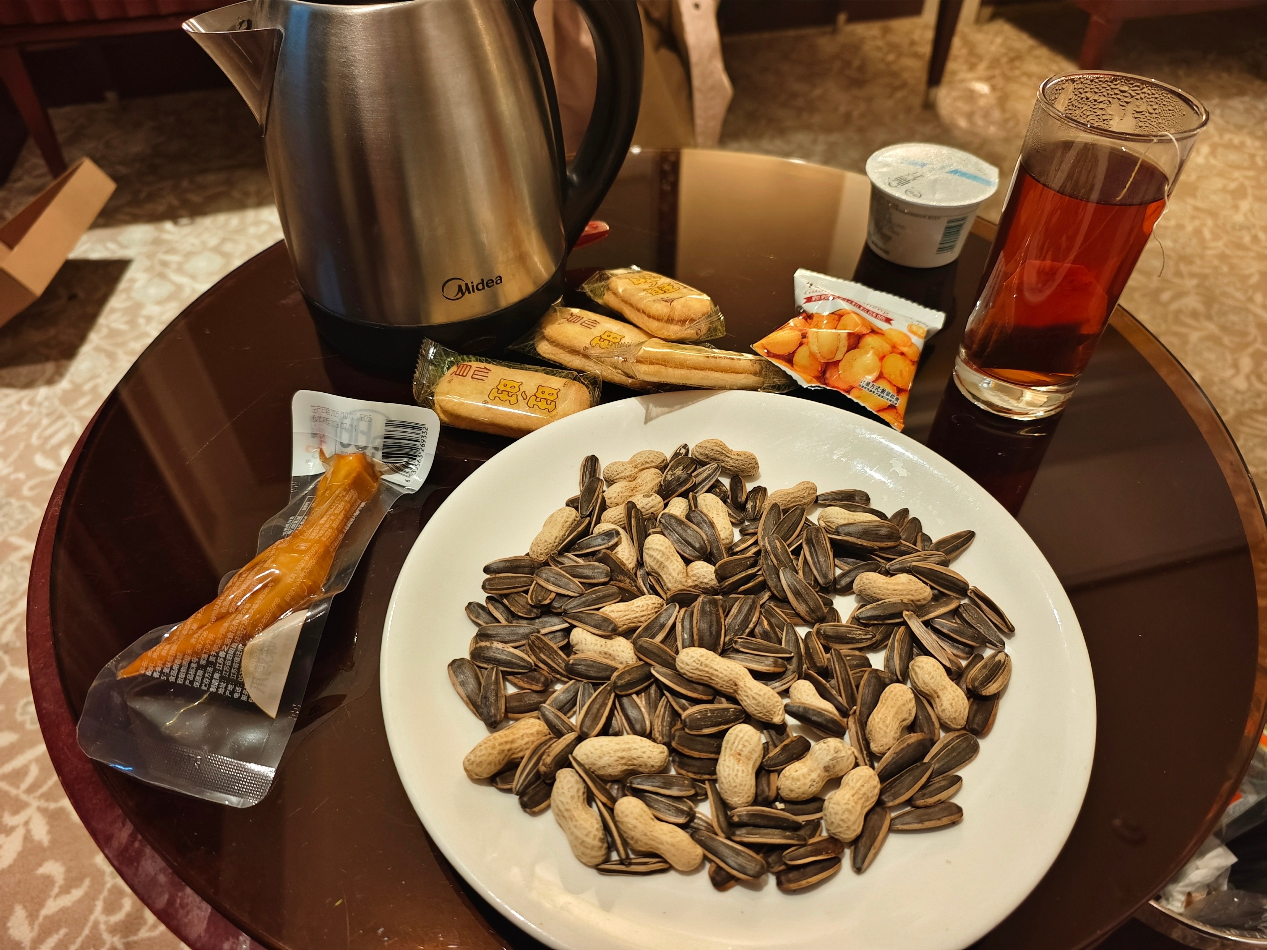 平时在家很少喝茶，但是只要一来成都，高低得喝点。出去转了一圈才发现，围炉煮茶的茶