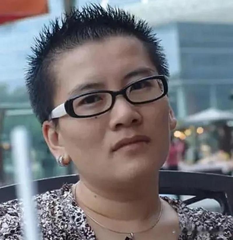 2005年，宁夏姑娘耿兰俊不顾父母反对，做了国内首例“女变男”的手术，当男性器官