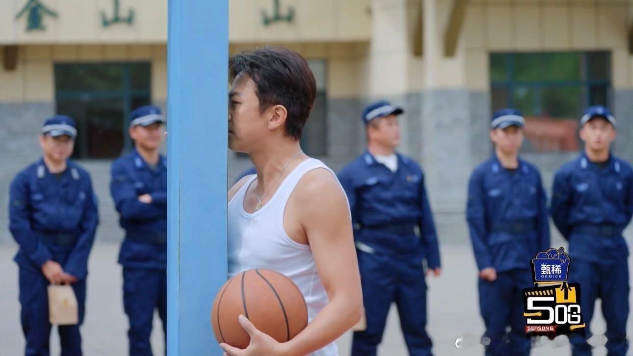 邓超录完五哈记得刷牙孙俪知道邓超亲篮球架吗五哈邓超打球仪式太特别，总要亲一下篮球