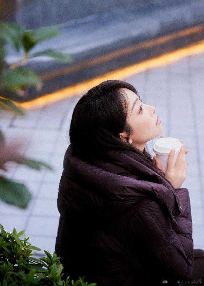 不知道的以为宋茜又有职场剧上新了 谁说职场穿搭只能死板？宋茜的格纹西装配针织衫，