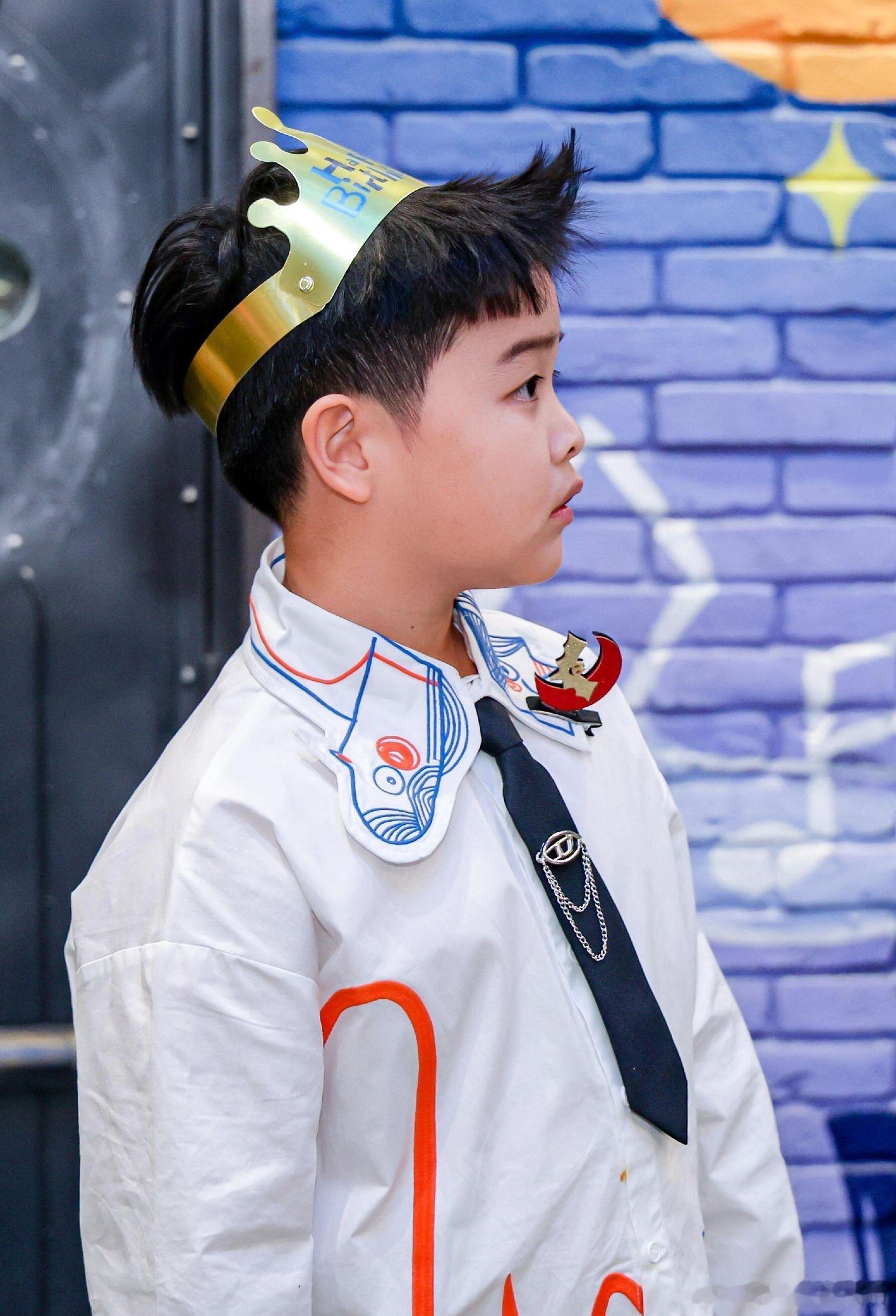 佟丽娅陈思诚为朵朵庆生看到佟丽娅和陈思诚一起给儿子朵朵庆生，很多人又一次感叹：在