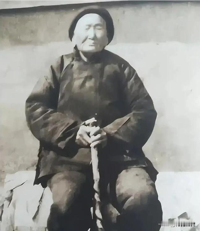 1941年一老妇人请“汉奸”侄子吃饭，突然其侄子给自己弄300发子弹，直言要交给