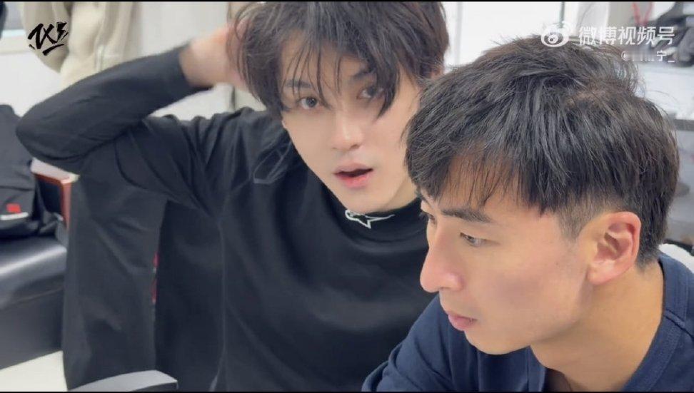 田栩宁第一支vlog此男整个vlog有一半时间都在扔帅哥包袱搞抽象，但总是会被他