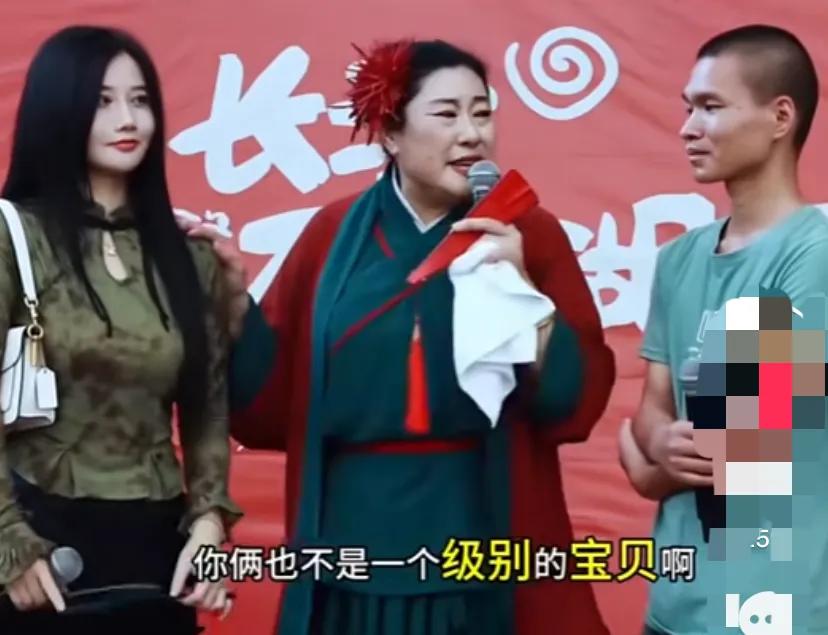 哎，王婆相亲舞台上，这女人拿捏不了，出租车司机硬是喜欢，真的不怪他。

近期，王