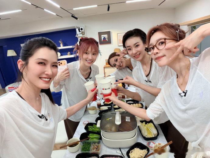 张月给队员加菜张月给组员加菜 张月给组员加菜 