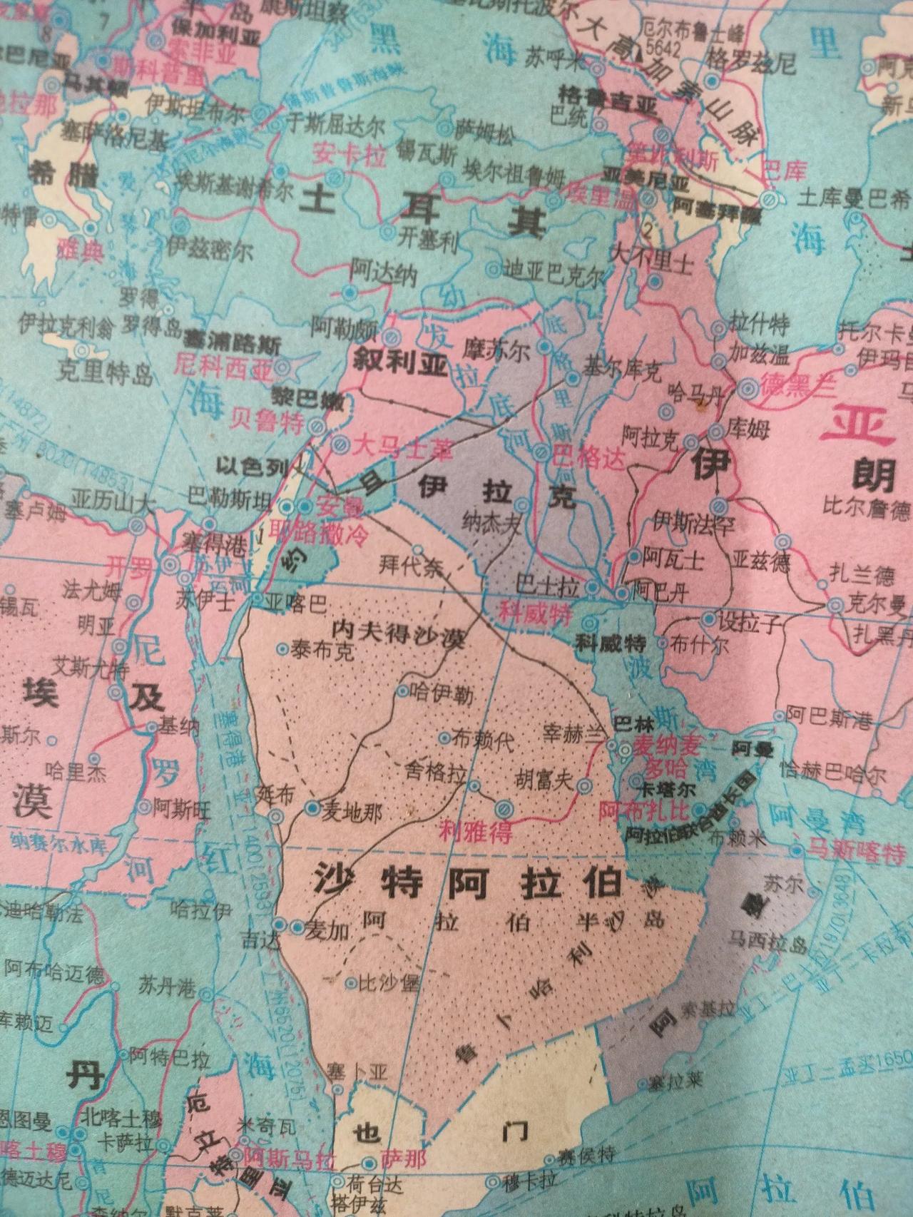 我一个同学在以色列打工干高层建筑，现在以色列每天都被炸，打电话时我问他为什么不回