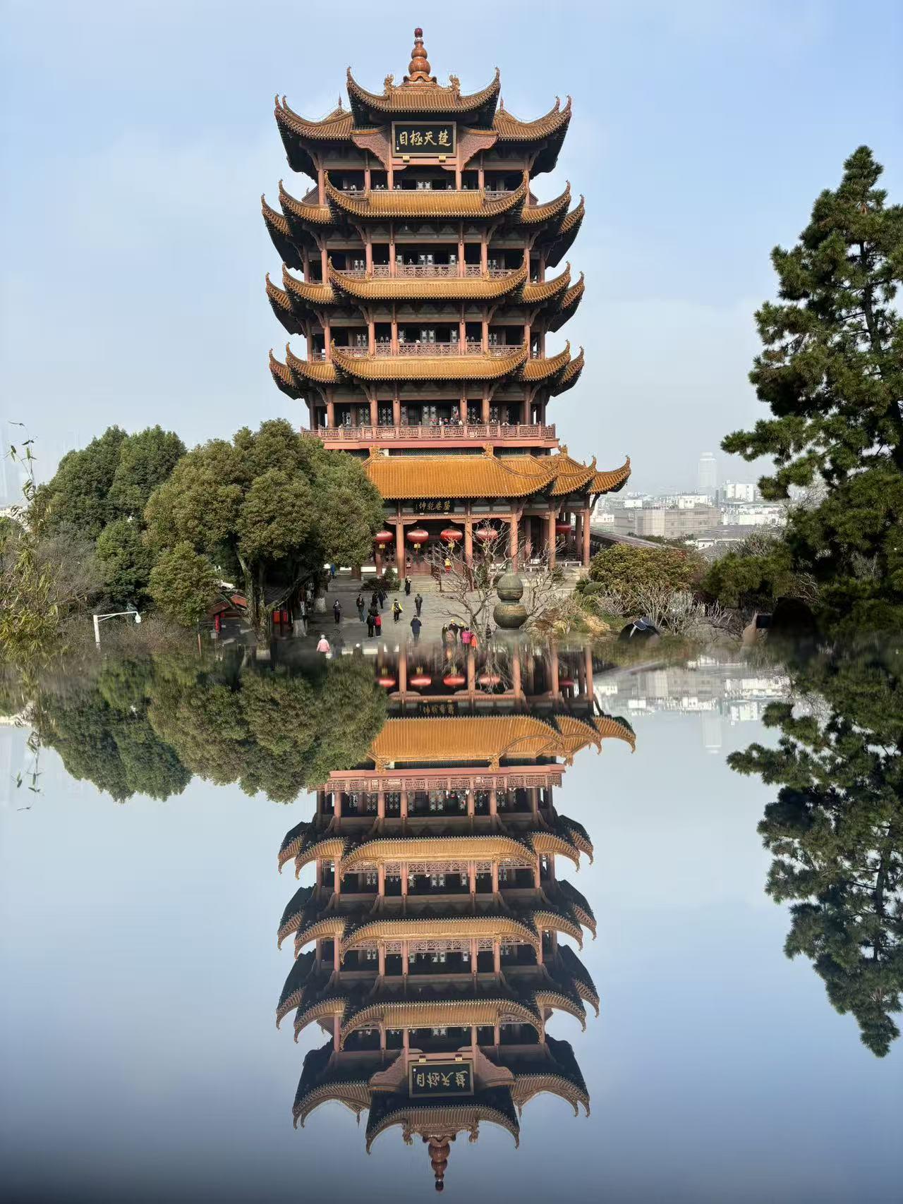 人与人相处，靠的是两个字：真心。

年轻的时候，总觉得关系要靠请客吃饭、随叫随到