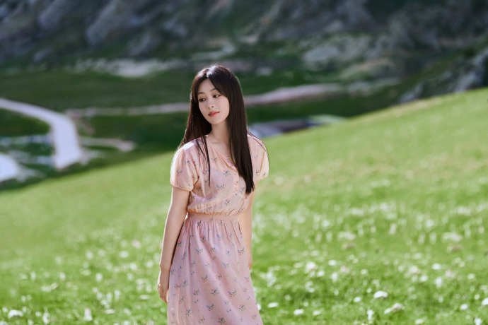 杨紫自由聆听杨紫探索更多莫测魅力 杨紫自由，聆听探索更多莫测魅力，是满分美貌的紫